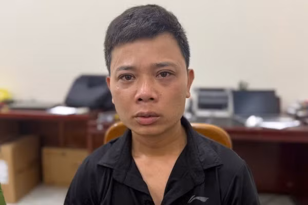 Nghi phạm vụ án mạng bị công an khống chế, bắt giữ.
