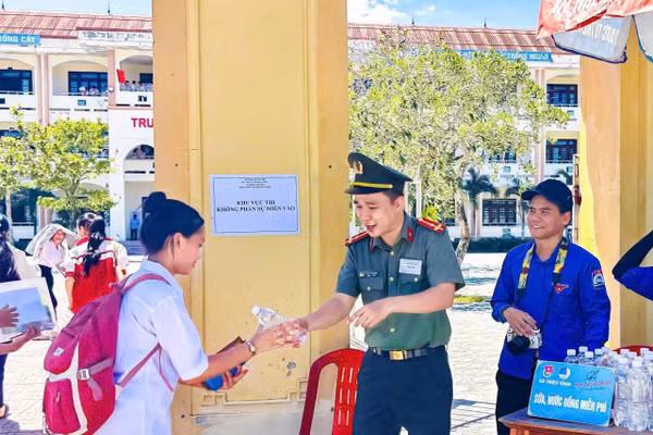 Công an xã Triệu Bình hỗ trợ thí sinh tại điểm thi.