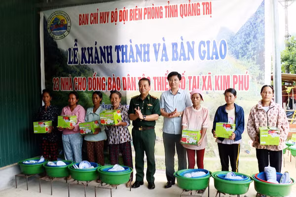 Ông Trương An Ninh, Trưởng Ban Tuyên giáo và Dân vận Tỉnh ủy; Đại tá Trịnh Thanh Bình, Chỉ huy trưởng Ban chỉ huy BĐBP tỉnh tặng quà cho người dân.