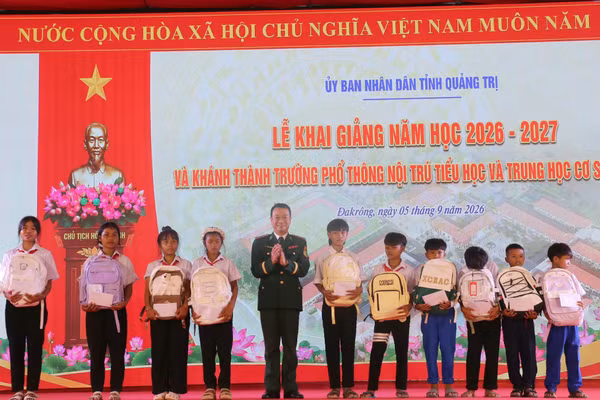 Đại tá Trịnh Thanh Bình, Chỉ huy trưởng BĐBP tỉnh Quảng Trị tặng quà cho các cháu học sinh ở khu vực biên giới nhân dịp khai giảng năm học mới.