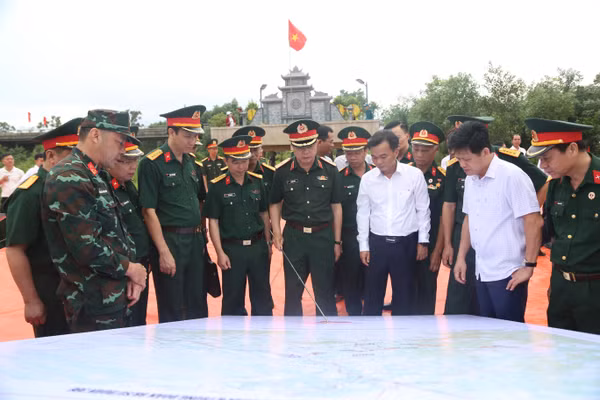 Ban Chỉ đạo tìm kiếm, quy tập và xác định danh tính hài cốt liệt sĩ tỉnh Quảng Trị và chỉ huy các đơn vị quân đội khảo sát thực địa.