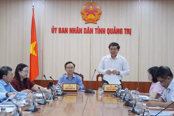 Ông Trần Vũ Khiêm, Phó Bí thư Thường trực Tỉnh ủy chỉ đạo đẩy nhanh tiến độ xây dựng trường nội trú. Ảnh: Cổng TTĐT tỉnh