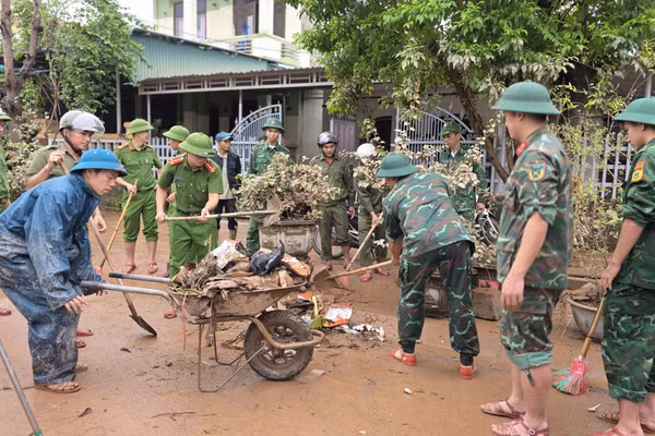 Bộ đội và Công an chung tay hỗ trợ người dân khắc phục hậu quả sau mưa lũ.