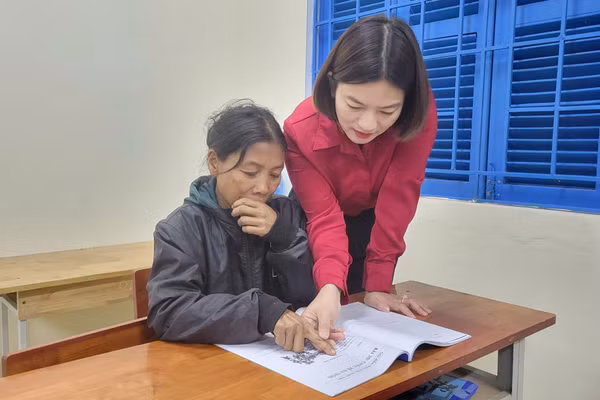Cô Đinh Thị Chinh kiên trì dạy các học viên người Rục tập đọc.