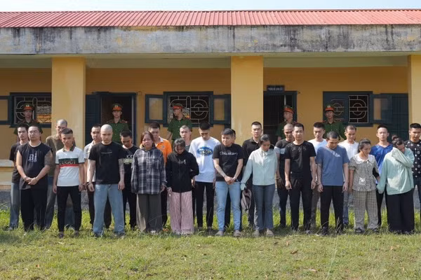 Nhóm lừa đảo bị công an bắt giữ. Ảnh: Quang Văn