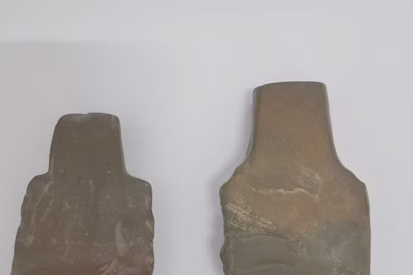 Hình dạng chiếc rìu đá do đoàn thám hiểm phát hiện tại hang Én.