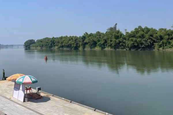 Khu vực sông nơi phát hiện thi thể nạn nhân.