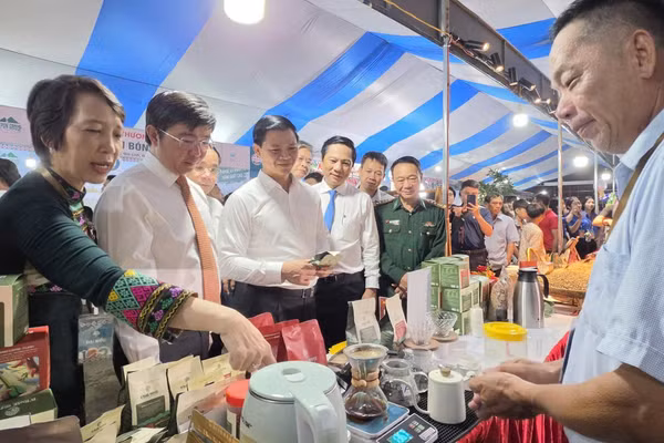 Lãnh đạo tỉnh Quảng Trị thăm các gian hàng trưng bày tại lễ hội.