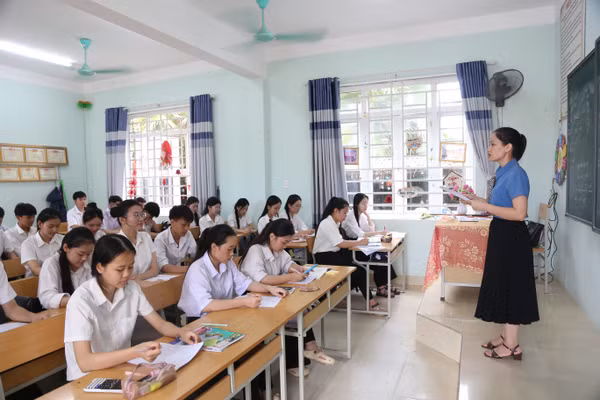 Thầy, cô giáo đồng hành với học sinh, giúp các em chuẩn bị tốt kiến thức trước ngày thi.