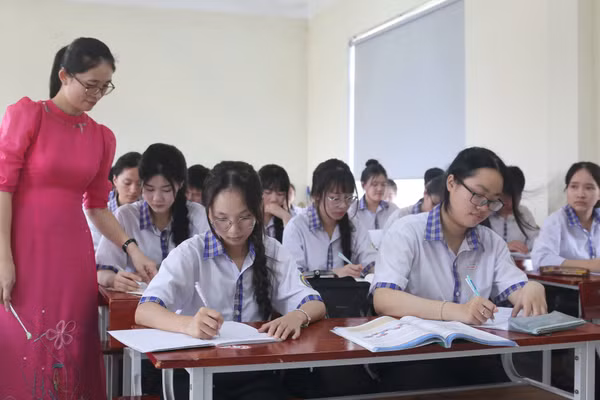 Giáo viên tại Trường THPT Lê Quý Đôn (xã Hoàn Lão, tỉnh Quảng Trị) tăng cường cho học sinh giải các đề thi tham khảo, hệ thống lại kiến thức.