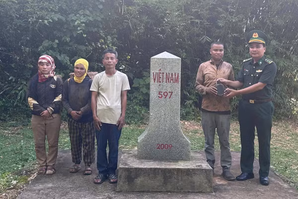 Người dân cung cấp thông tin về vị trí nghi có mộ liệt sĩ bộ đội.