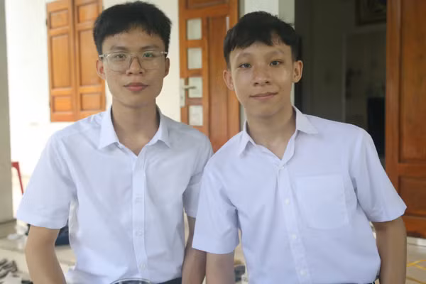 Nguyễn Quang Khải (bên phải) và Lê Anh Vũ (trái) là đôi bạn thân chơi với nhau từ nhỏ.