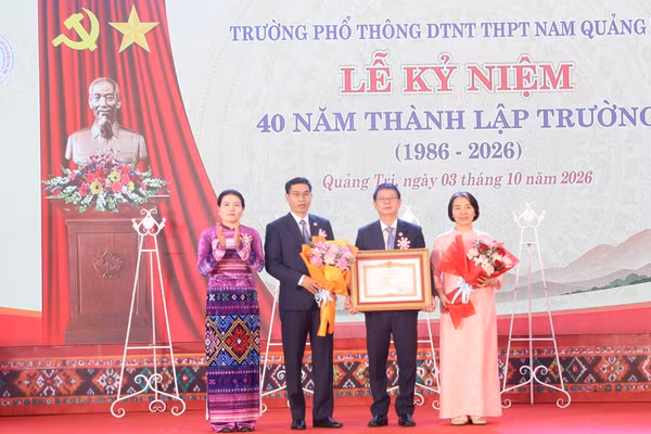 Bà Ly Kiều Vân, Trưởng ban Nội chính Tỉnh ủy trao Bằng khen của Thủ tướng Chính phủ tặng nhà trường nhân dịp kỷ niệm 40 năm.