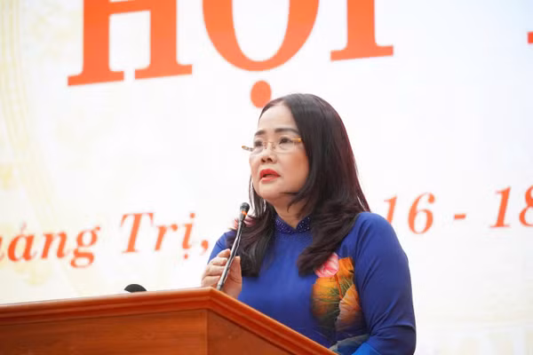 Bà Lê Thị Hương, Giám đốc Sở GD&ĐT Quảng Trị trả lời các nội dung đại biểu quan tâm.