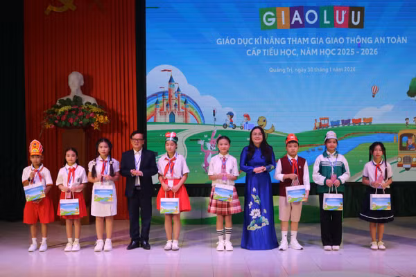 Lãnh đạo Sở GD&ĐT tỉnh Quảng Trị trao quà cho học sinh tham gia hội thi.
