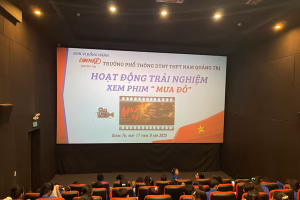Học sinh Trường phổ thông DTNT THPT Nam Quảng Trị tham gia hoạt động trải nghiệm xem phim Mưa đỏ.