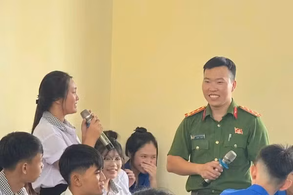 Trường PTDTNT THPT Quảng Trị vừa phối hợp Công an phường Đồng Thuận tổ chức Diễn đàn “Xây dựng tình bạn đẹp - nói không với bạo lực học đường”.