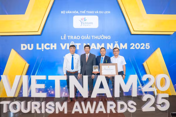 Ông Hồ An Phong - Thứ trưởng Bộ Văn hóa, Thể thao và Du lịch (thứ 2 từ trái sang) trao Giải thưởng Du lịch Việt Nam năm 2025 cho Sản phẩm du lịch sáng tạo “Đường Trường Sơn huyền thoại - Hang Chỉ huy”.