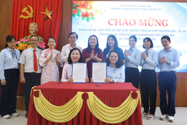 Trước sự chứng kiến của lãnh đạo Sở GD&ĐT, đại diện 2 trường ký biên bản ghi nhớ về hợp tác giáo dục.