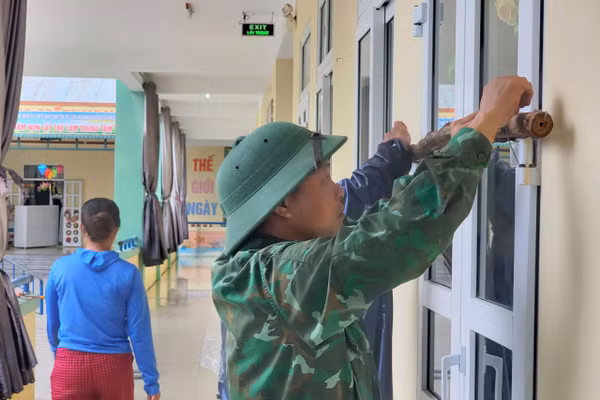 Bộ đội hỗ trợ gia cố công trình trường học.