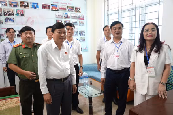 Chủ tịch UBND tỉnh Quảng Trị kiểm tra tại các điểm thi. Ảnh: Sở GD&ĐT Quảng Trị
