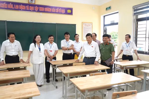 Lãnh đạo UBND tỉnh kiểm tra, chỉ đạo tại các điểm tổ chức thi.