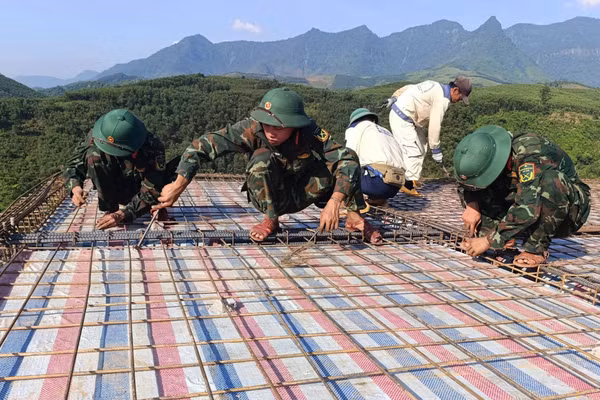 Lực lượng quân đội hỗ trợ xây dựng trường nội trú ở Quảng Trị.