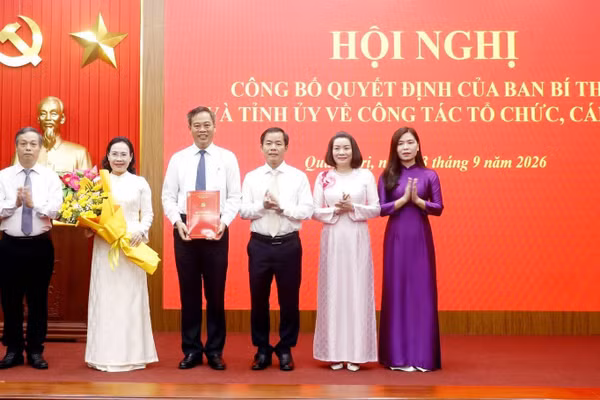 Ông Nguyễn Văn Phương, Bí thư Tỉnh ủy trao quyết định và tặng hoa chúc mừng Ban Thường vụ Đảng ủy HĐND tỉnh khóa I, nhiệm kỳ 2025-2030.