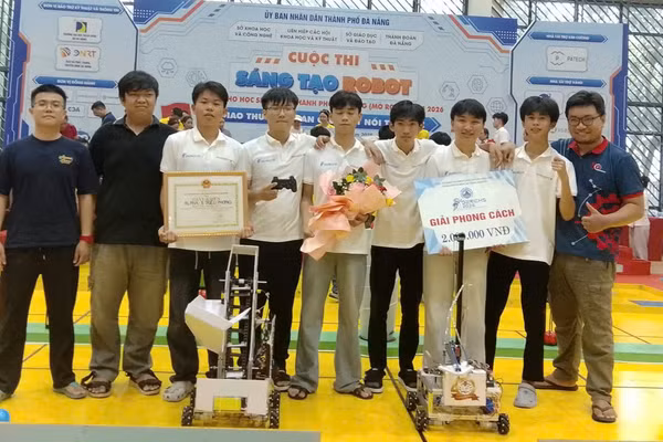 Nhóm học sinh Trường THPT Triệu Phong tham gia sân chơi Sáng tạo robot.