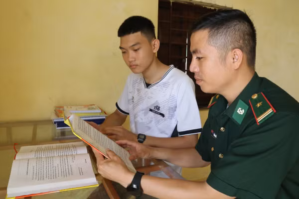 Hoàn luôn nhận được sự yêu thương, đồng hành của chiến sĩ Bộ đội Biên phòng.
