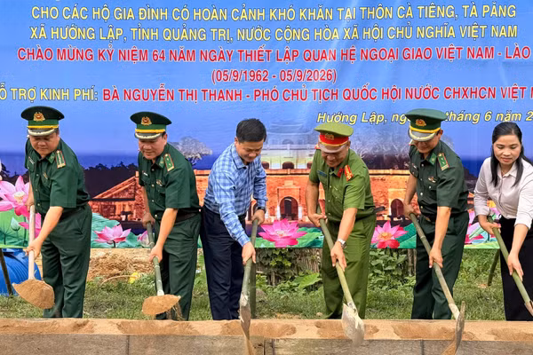 Khởi công xây nhà cho các hộ dân khó khăn.