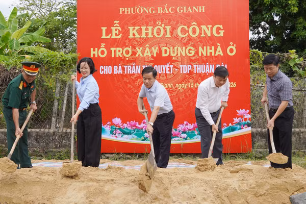 Lãnh đạo tỉnh Quảng Trị thực hiện nghi thức khởi công nhà cho bà Nguyễn Thị Quyết.