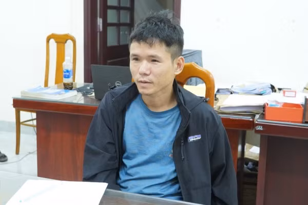 Nghi phạm sát hại chủ tiệm cầm đồ tại cơ quan điều tra.