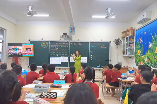 Tiết học ứng dụng công nghệ AI đầy sáng tạo do cô Hà đứng lớp. (Ảnh: NVCC)