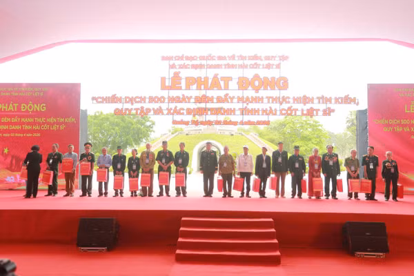 Phó Thủ tướng Phạm Thị Thanh Trà tặng quà cho các đối tượng chính sách.