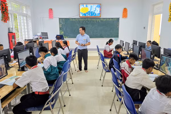 Thầy Hoàng Dương Hòa – giáo viên Trường TH&THCS A Ngo giúp học sinh vùng biên giới tiếp cận CNTT.