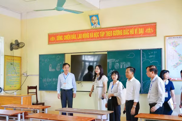 Đoàn công tác kiểm tra việc chuẩn bị thi ở các trường.