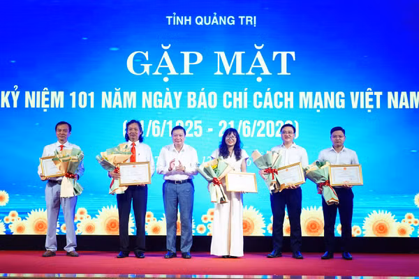 Nhà báo Đặng Tài (thứ 2 bên phải), Phóng viên thường trú Báo Giáo dục và Thời đại tại Quảng Trị được nhận Bằng khen của Chủ tịch UBND tỉnh.