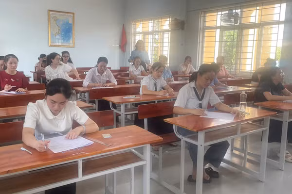 Các thí sinh dự tuyển bước vào kỳ tuyển dụng đợt 3.