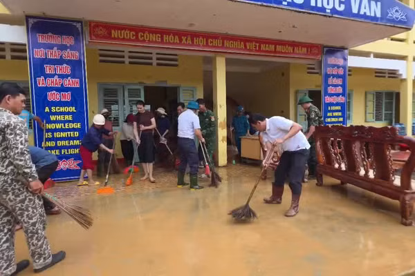 Các điểm trường bị ngập triển khai dọn vệ sinh sau lũ.
