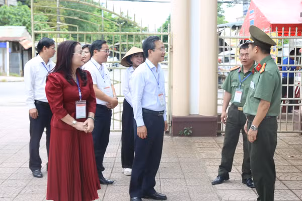 Phó Chủ tịch UBND tỉnh Hoàng Xuân Tân kiểm tra tại các điểm thi.