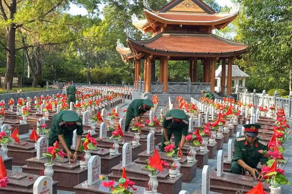 Tuổi trẻ Quảng Trị tri ân các Anh hùng liệt sĩ.