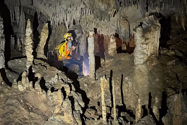 Các chuyên gia phát hiện nhiều hang động mới ở Phong Nha - Kẻ Bàng. Ảnh: VQG Phong Nha - Kẻ Bàng