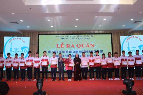 Ông Hoàng Xuân Tân, Phó Chủ tịch UBND tỉnh Quảng Trị và lãnh đạo Sở GD&ĐT Quảng Trị tặng quà động viên các học sinh trong đội tuyển.