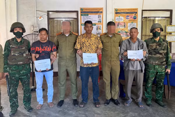 Lực lượng chức năng bắt giữ các nghi phạm vụ tàng trữ pháo trái phép. Ảnh: Mạnh Hùng 