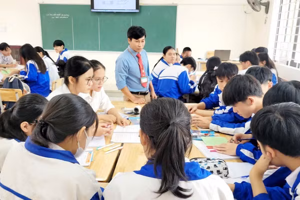 Các giáo viên Tổ chuyên môn Toán tại Trường THPT Hướng Hóa ôn tập cho học sinh trước Kỳ thi tốt nghiệp THPT. 