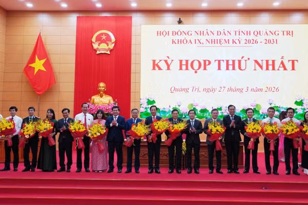 Các cán bộ được bầu vào các vị trí lãnh đạo chủ chốt nhiệm kỳ mới.