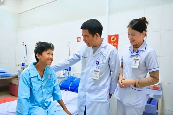 Bệnh nhân đã hồi phục, có thể ngồi dậy nói chuyện.