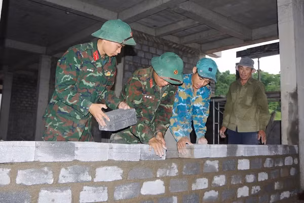 Lực lượng quân sự phối hợp đơn vị thi công đẩy nhanh tiến độ tại các công trình.