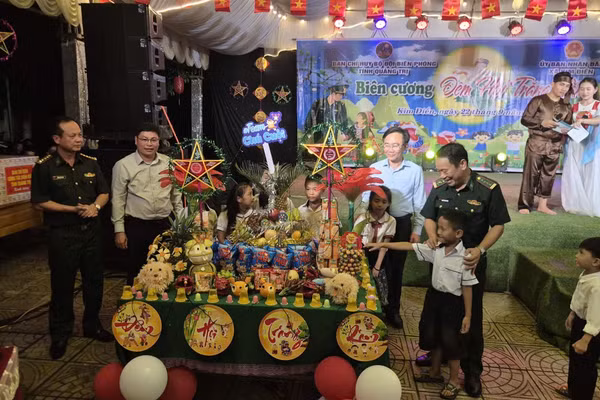 Đêm hội trung thu ý nghĩa với trẻ em, học sinh vùng biên giới.